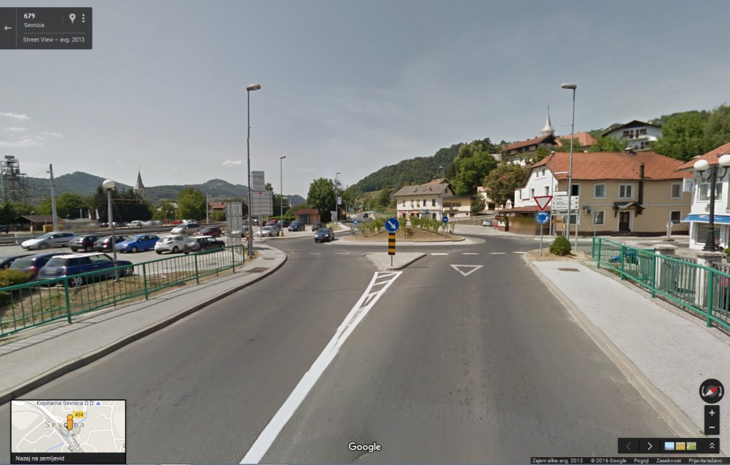 Pogled na rondo in smeri Krškega, zbirno mesto na parkirišču levo.