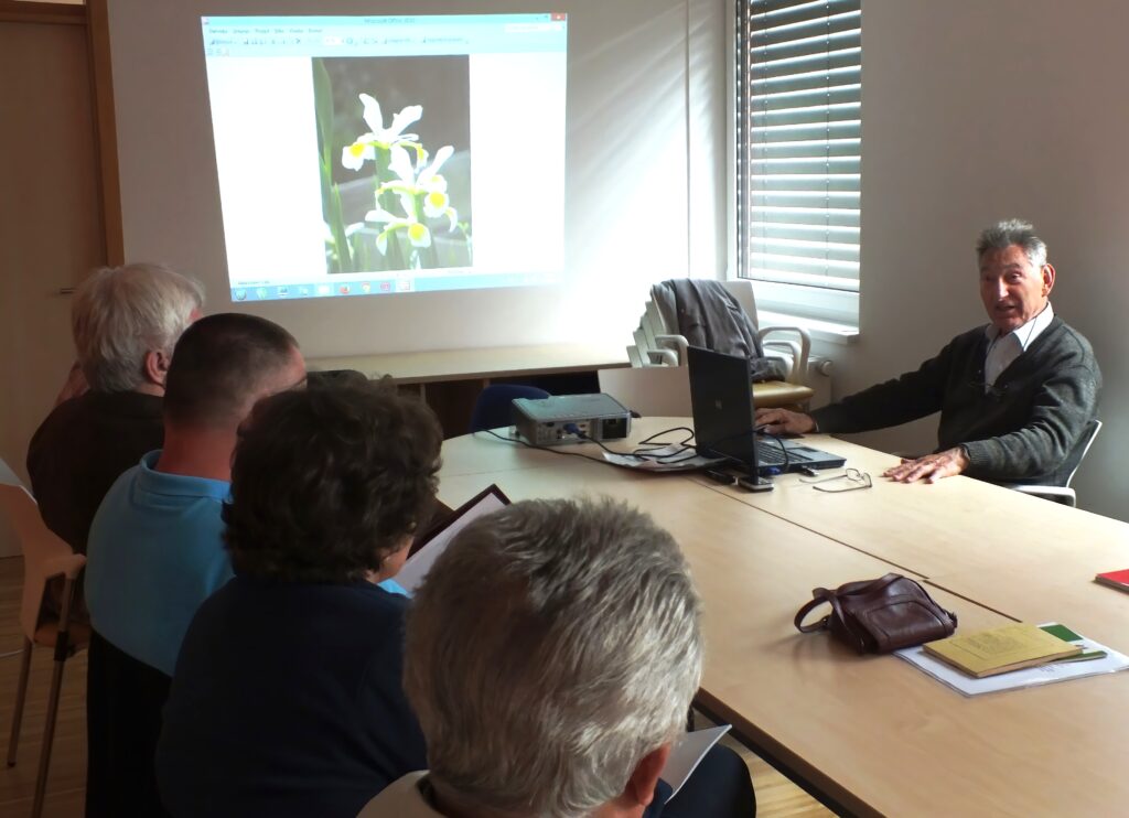 Izidor Golob predava članom EDM o perunikah in maslenicah, 14. aprila 2016 (foto Z. Kokanović)
